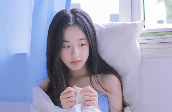 父亲在田地里劳作,女儿在旁边观望